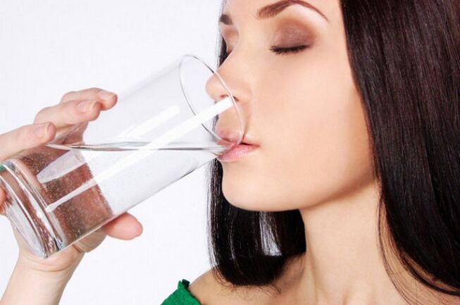 شرب الماء لتجديد شباب البشرة